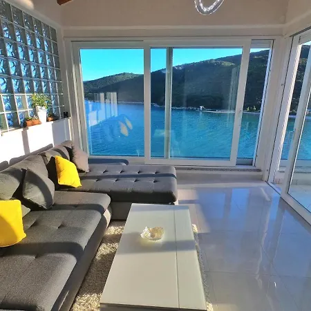 Apartmán 13 *